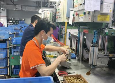 贛州開發區黨務公開網-- 贛州經開區黨工委作風建設專題分析會暨&ldquo;七個有之&rdquo;專項治理工作會議召開 - 贛州經開區第三季度政企圓桌會暨新材料上下游產品對接交流會舉行 - &ldquo;甘霖行動&rdquo;引活水 保障生產解民憂 - 胡昊:加強國資系統監管,以勤廉建設引領國有企業做強做優做大 - 【黨風廉政建設】鳳崗鎮:編印警示錄 讓廉政教育入腦入心 - 本區資訊