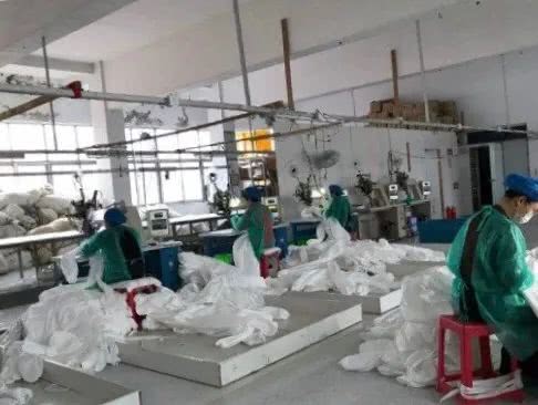 常州一教師 變身 工廠女工 趕制防護服支援抗疫一線